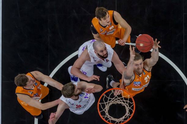 对阵皇社B费戴帽带走比赛用球，队友留言：你付给裁判多少钱？.