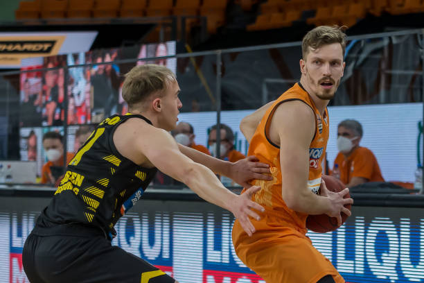 埃基蒂克谈揭幕战：进球有点幸运；庆祝动作是为了若塔