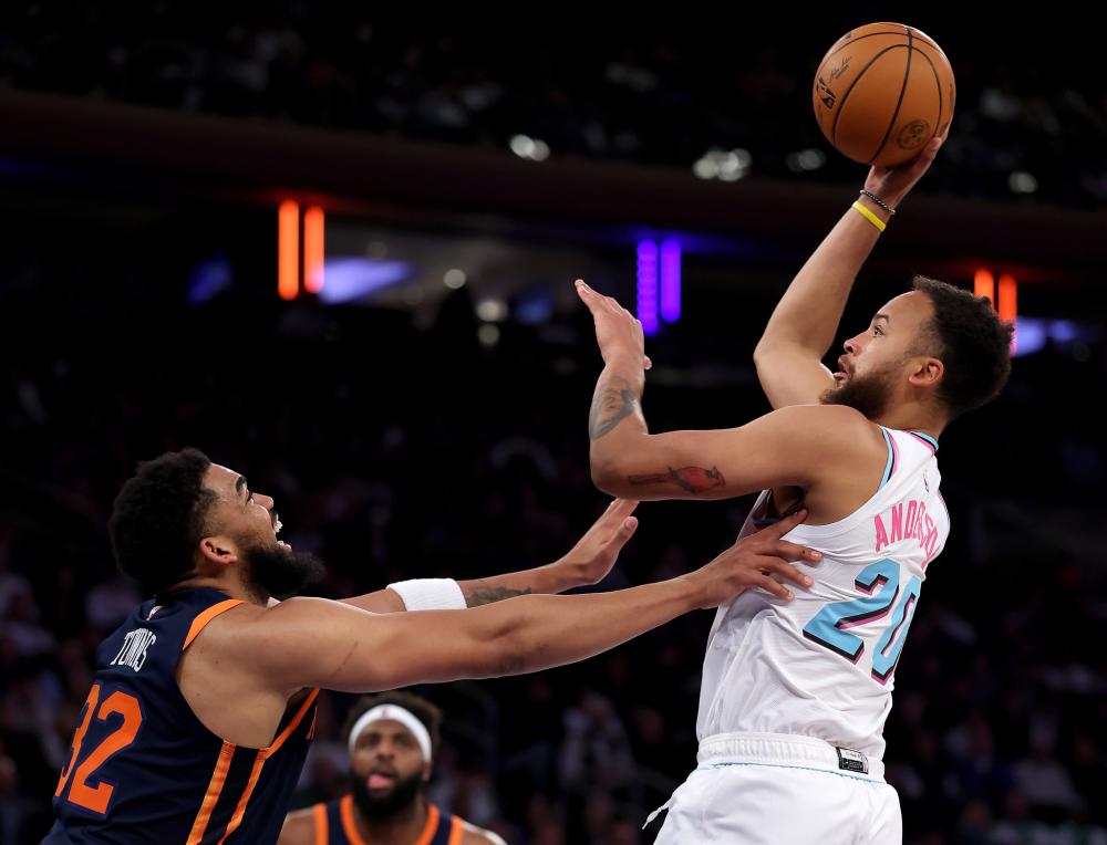 同时由詹姆 同时由詹姆